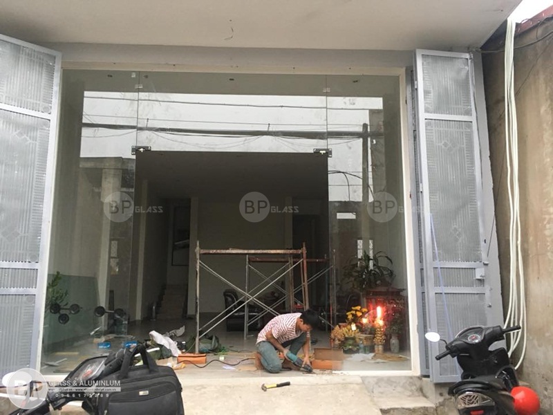 Bộ cửa kính thủy lực, cửa bản lề sàn 132 Tam Trinh 